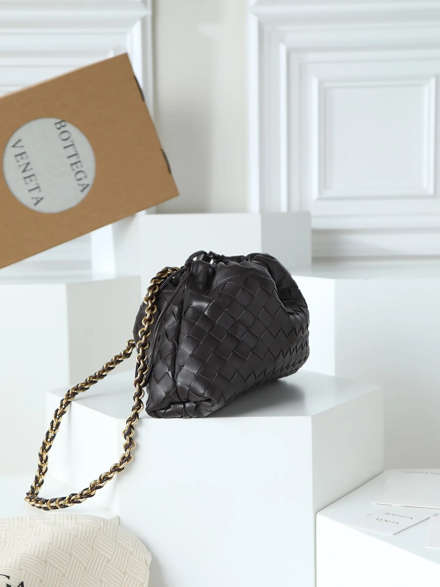p1600. BOTTEGA VENETA 2025 new women's Dustbag Notte clutch. Dustbag, which has been very popular since its launch, has a chain clause! ! The hand-carrying method is reminiscent of the classic bag type Pouch , light and elegant, the retained drawstring design can be used as a bag, and the chain is longer, which is very suitable for sisters who like to carry their hands cross-body with their hands free. No matter which way you carry it, you can change the way you carry it according to the occasion and your mood of the day, which can make the overall outfit more fashionable🪄🪄The body of the bag has also been widened. It is the rainy season and the weather is hot, so it can easily accommodate small umbrellas and water bottles. The interior is made of nylon, which is light and comfortable to carry, and is very suitable for summer use. Style number: 839394 Size: 33*19*8cm